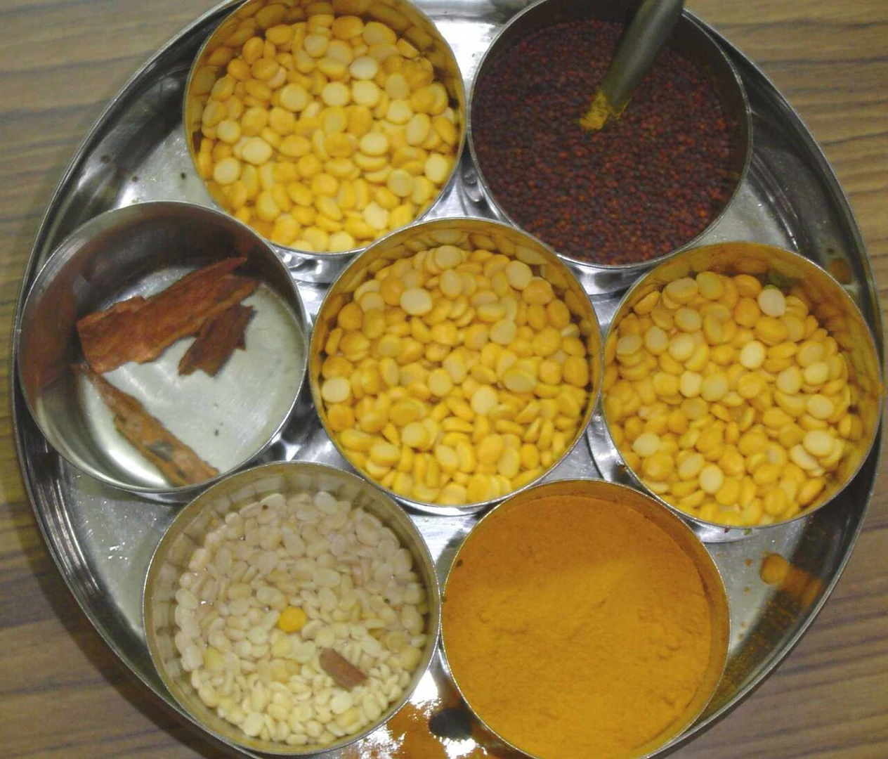 घर के भारतीय मसालों का डब्बा